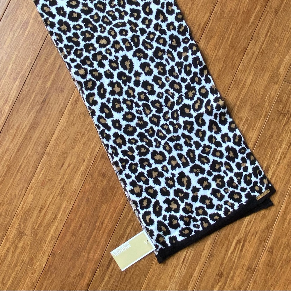 Micheal Kors Leopard Pribt scarf 🐆
